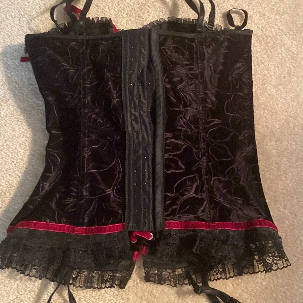Lovers lane brand velvet corset. Back hooks and push up bra inside - Picture 6 of 15
